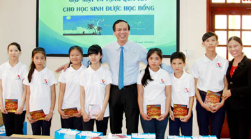 Mr Huynh Kim Lap with students from Horizon Dream in 2016 Tet