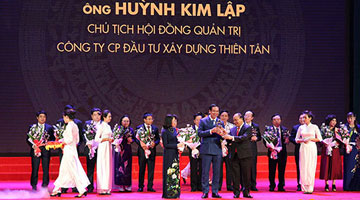 Chairman of Thien Tan Group honored to receive Thánh Gióng trophy