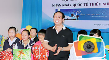 Thien Tan Group give gifts in International Children’s day