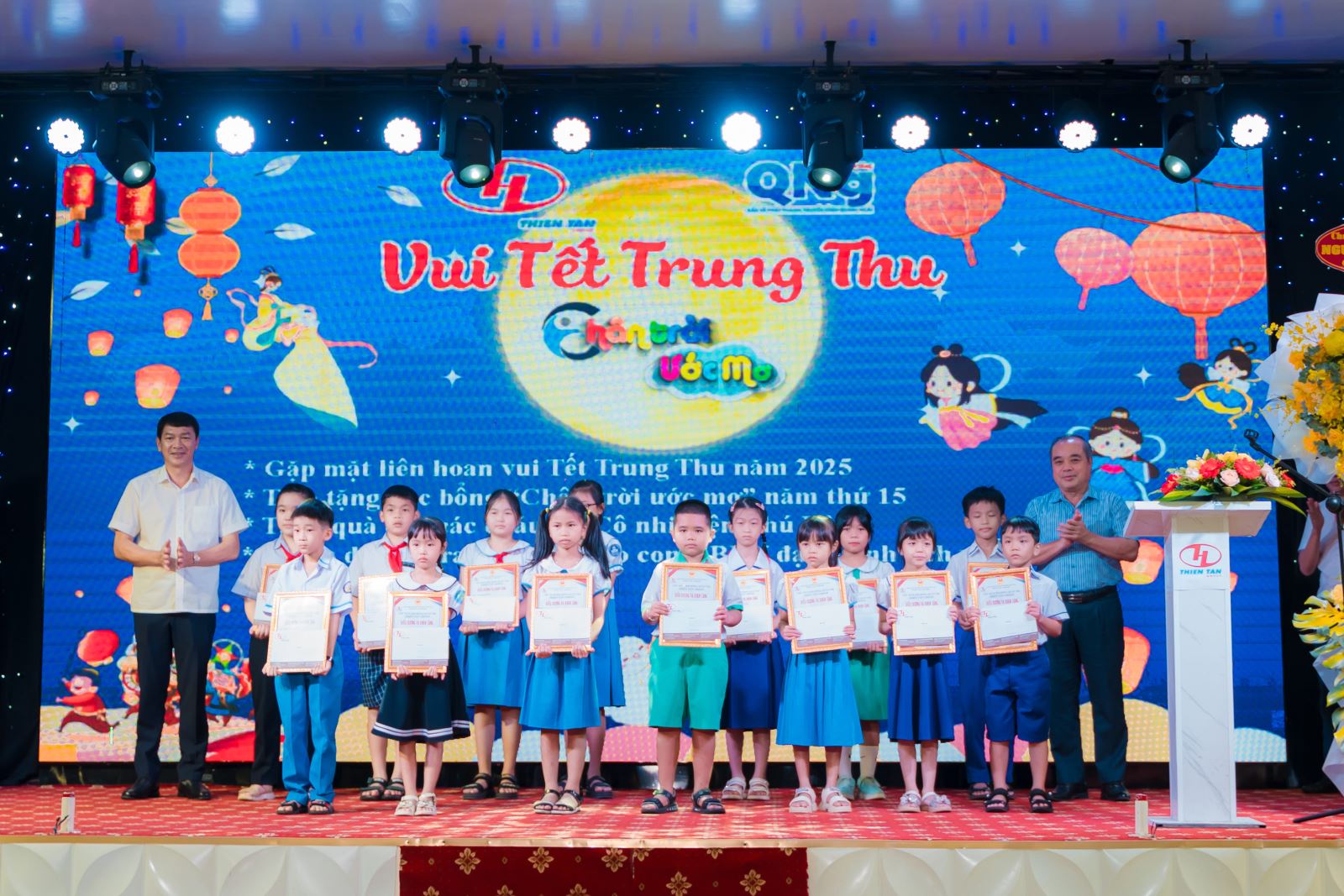 Thien Tan Group Director presenting certificates