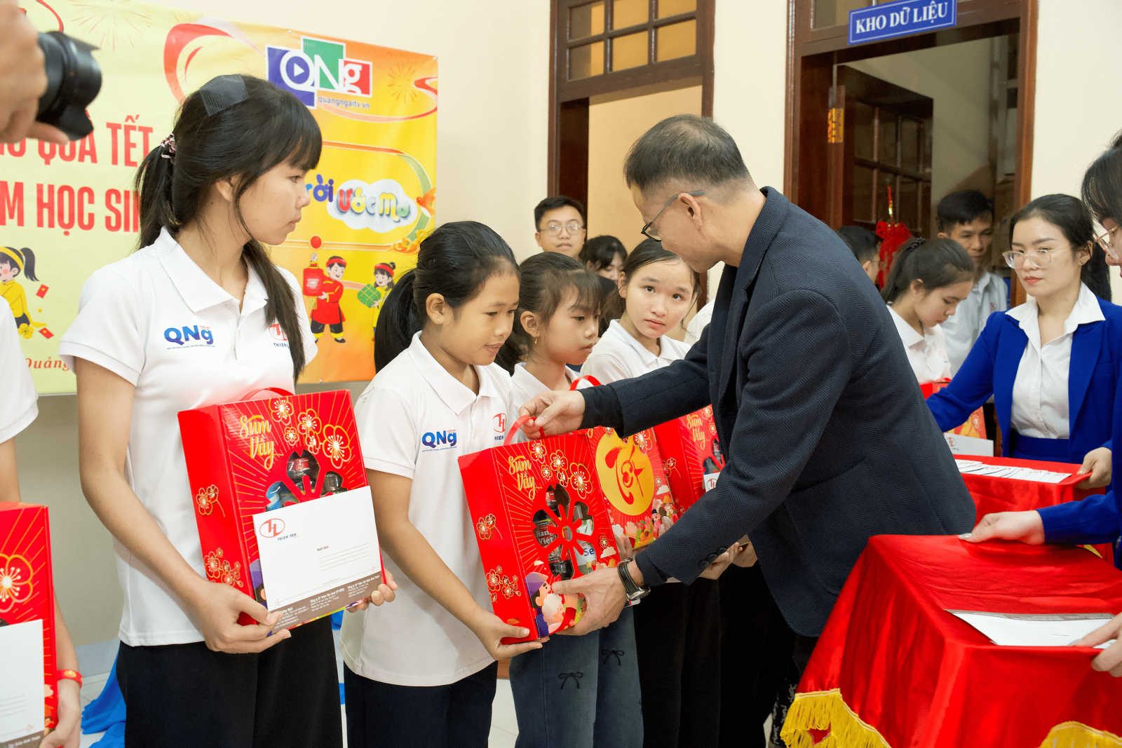 Handing gifts to students