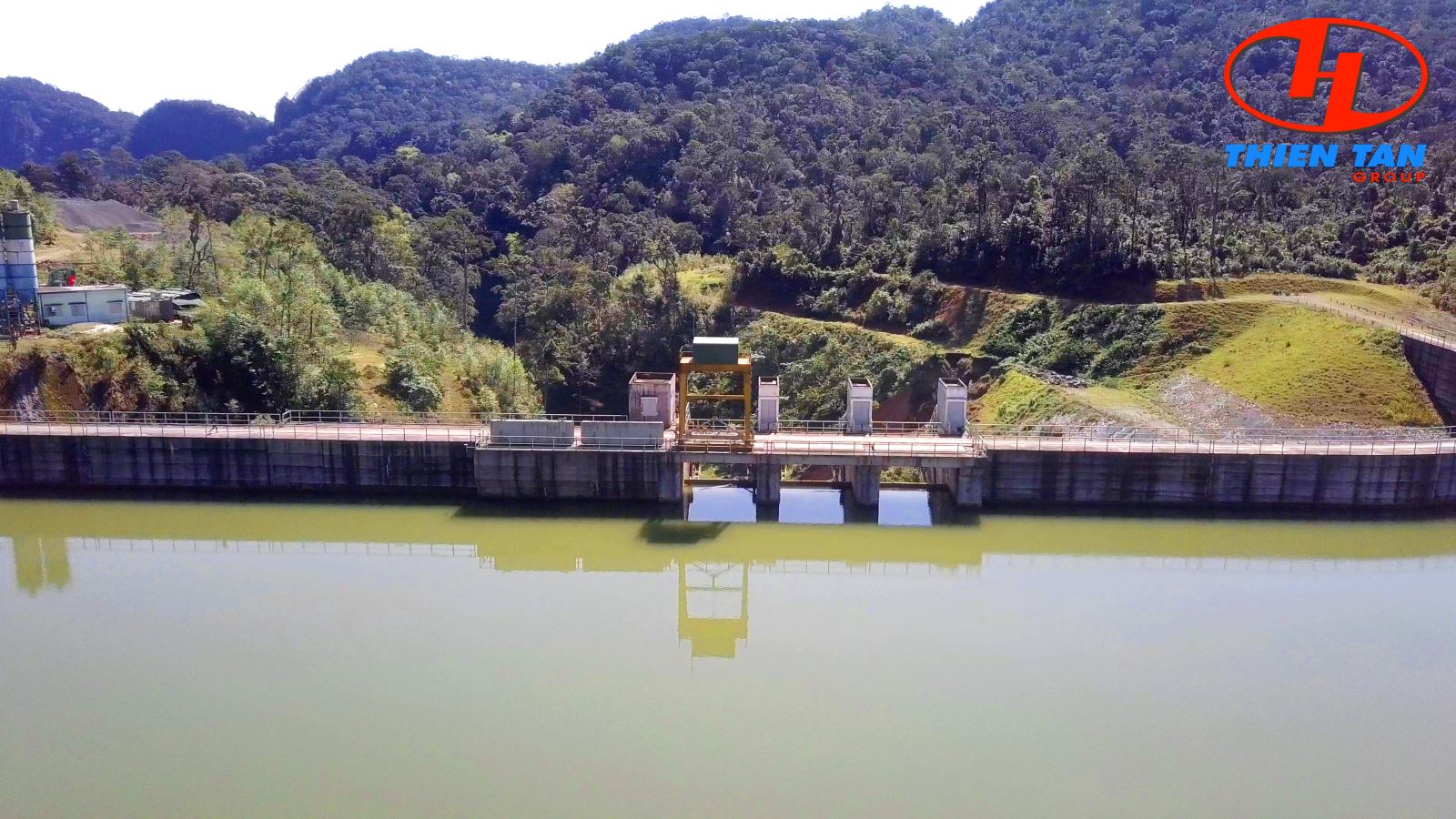 DakRe Dam Crest and Spillway close-up
