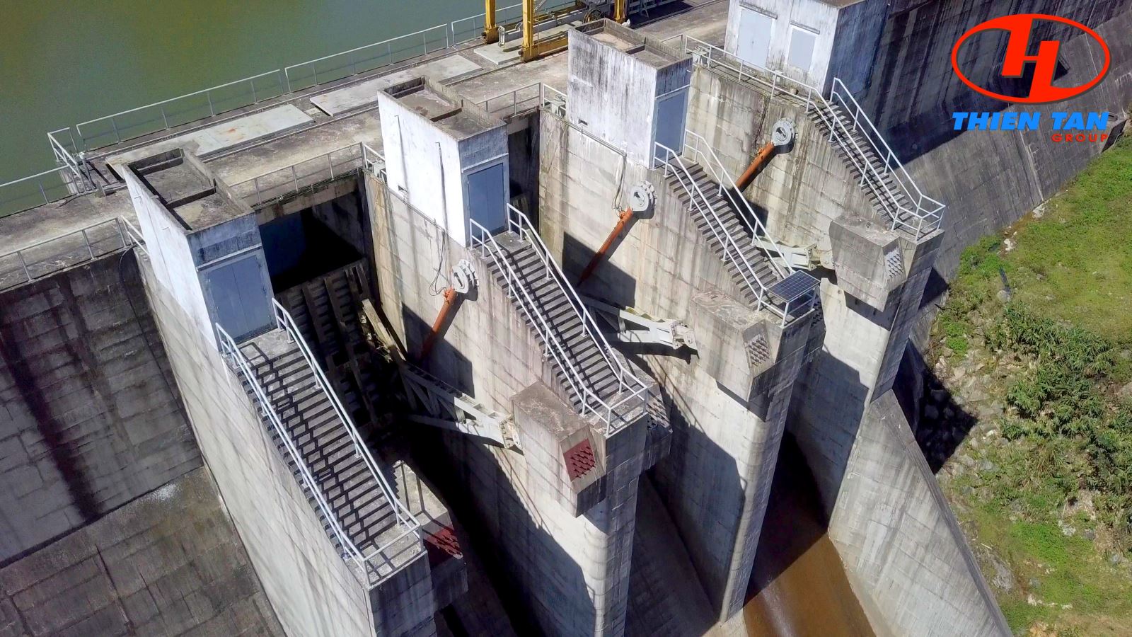 Close-up of radial gates